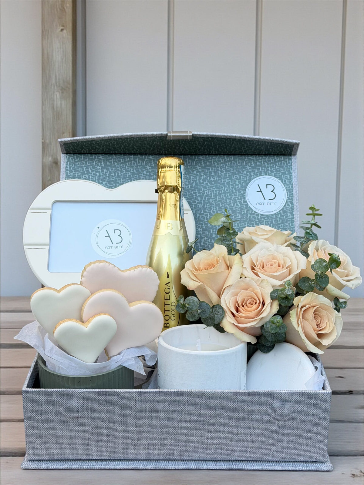 Velora ready-made gift box with roses and gourmet treats