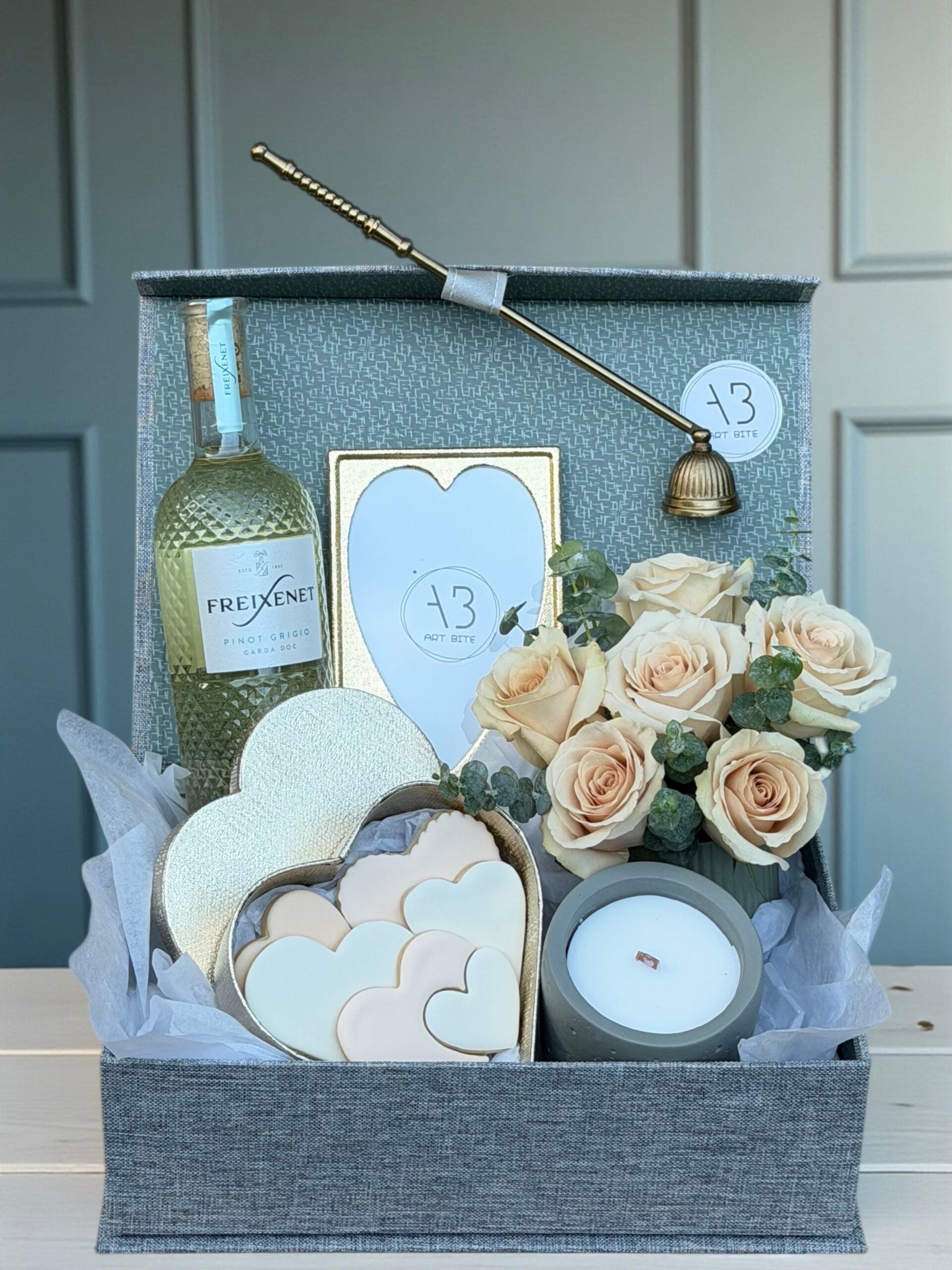 Céla Shine ready-made gift box with roses and Valentine's treats